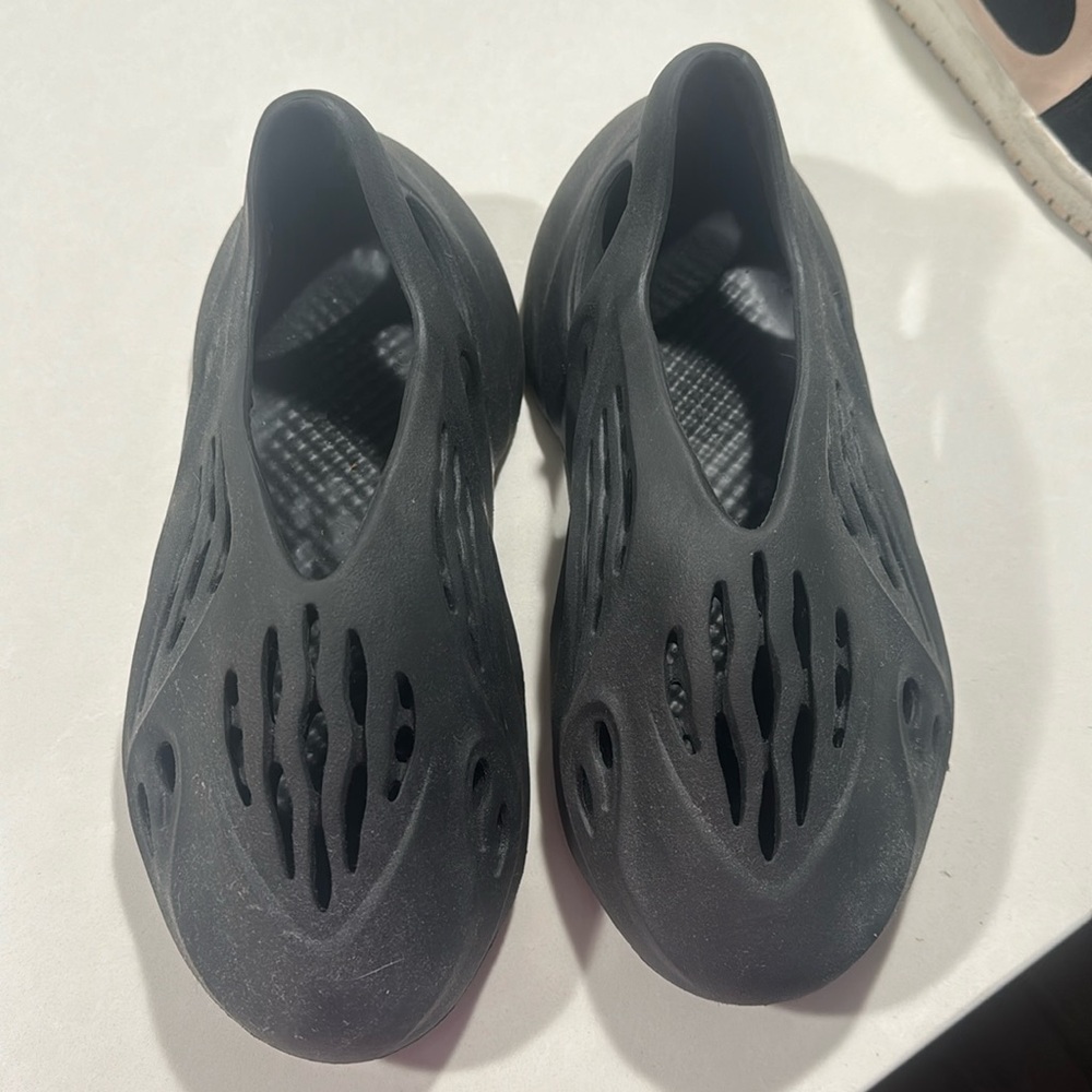 Yeezy foam runners in onyx